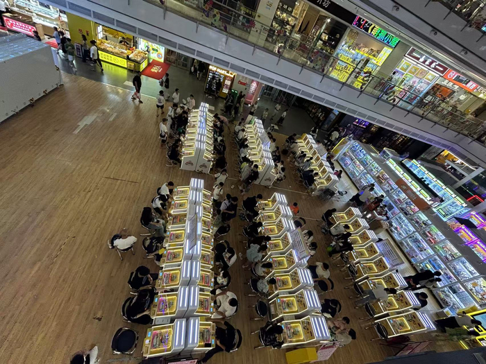 广州某商场一楼的弹珠机玩乐区   《消费者报道》记者摄