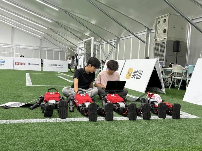 7月6日下午，清华大学火神队在进行机器人算法调试。 新京报贝壳财经记者 张晗 摄 