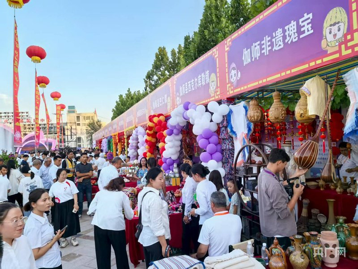 伽师新梅展销会现场  （央广网记者丁安  摄）