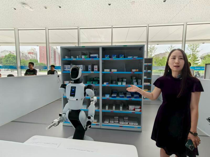 银河通用Galbot机器人正在进行药品分拣训练。新京报贝壳财经记者韦博雅 摄
