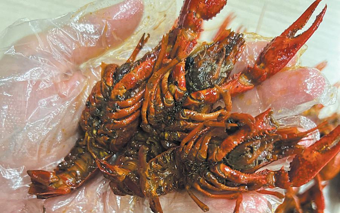 沪上虾煌小龙虾腹部发黑。 新京报记者 王思炀 摄