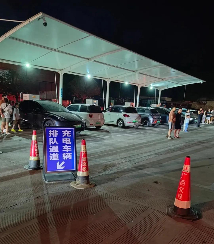 图/某高速服务区纯电车主排队等待充电