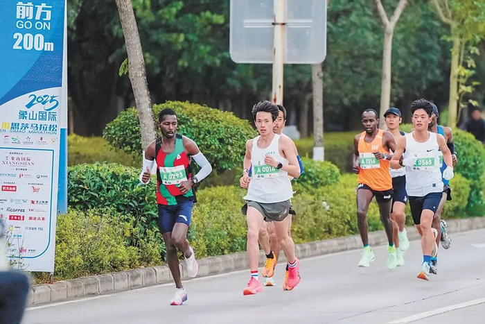 在2025象山国际普洱思茅马拉松赛中，不同国家的参赛者奋力奔跑。普洱市委宣传部供图