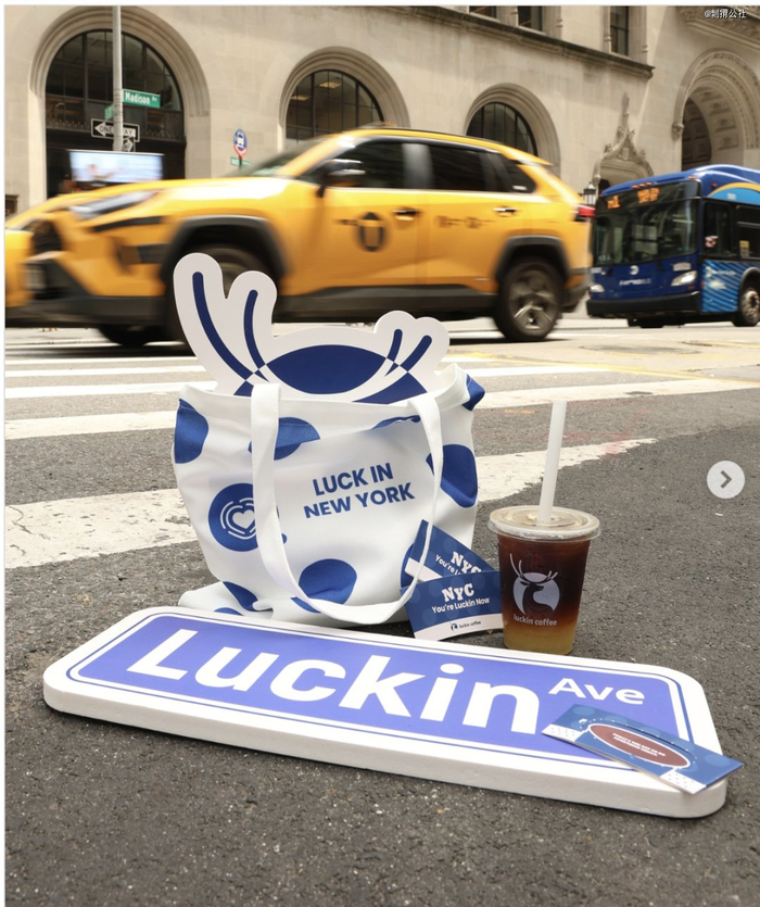 托特包和特制杯套 ｜ 图源ins@luckin_coffeeus