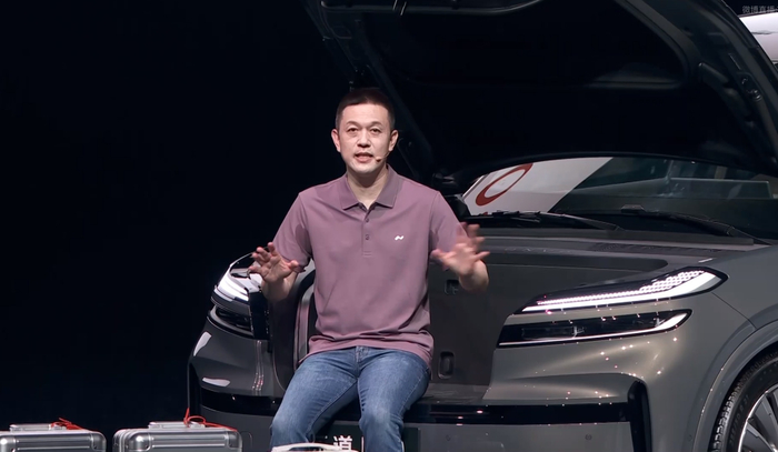 蔚来创始人李斌在一场发布会上坐前备箱讲解产品 截图自乐道直播
