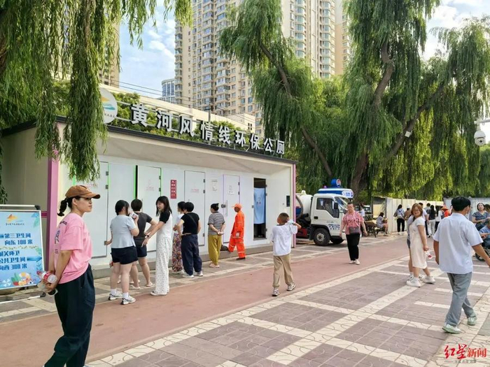 ▲黄河风情线环保公厕外，女性游客排队等候