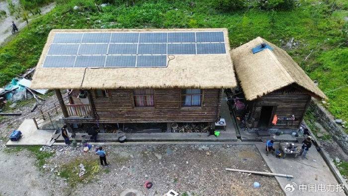 ▲独龙江乡迪政当村南代小组村民屋顶安装了光伏板。 李光辉 摄
