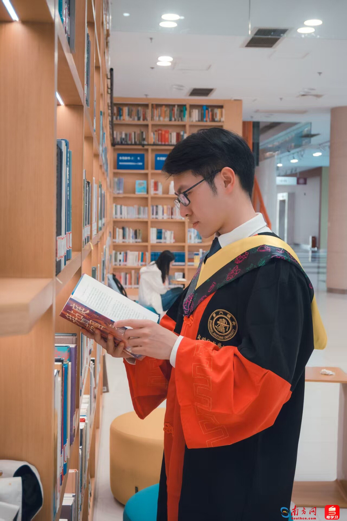 张宸鸣毕业照。受访者供图