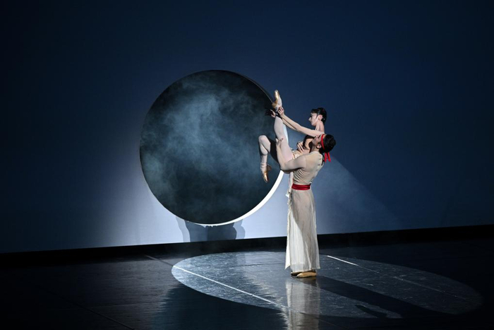 　　7月25日，在乌鲁木齐大剧院，中央芭蕾舞团的演员表演舞剧《红楼梦》。新华社记者 辛悦卫 摄