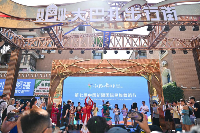 7月22日，在乌鲁木齐新疆国际大巴扎，意大利米兰芭蕾舞团的演员与新疆民族舞蹈演员共舞。新华社记者 辛悦卫 摄