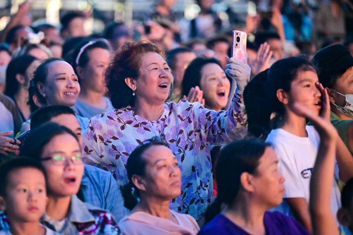 　　8月3日，观众在新疆克拉玛依市观看2025“丝绸之路”街舞展演活动。新华社记者 丁磊 摄