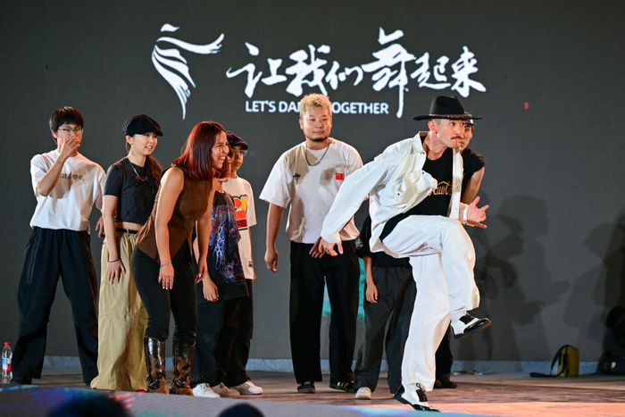 　　8月3日，中外舞者在2025“丝绸之路”街舞展演活动中进行斗舞展示。新华社记者 丁磊 摄