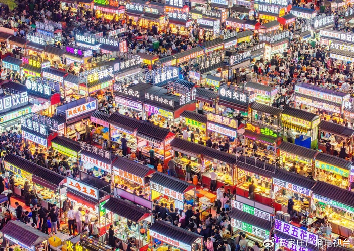 2024年4月21日，人们在正定县小商品夜市品尝美食（无人机照片）。新华社发（武志伟摄）