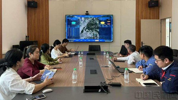 组织对地质滑坡监测预警系统数据进行综合分析研讨（本文图片均由中国航油广州管道中心提供）