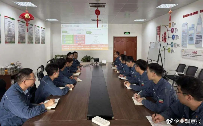 ▲五彩湾发电公司热控专业QC小组定期开展小组学习研讨活动。