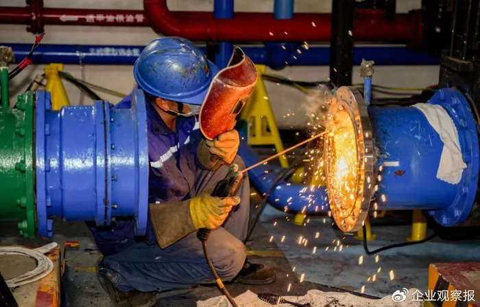 ▲广西公司检修人员正在进行技术供水系统阀门改造工作。