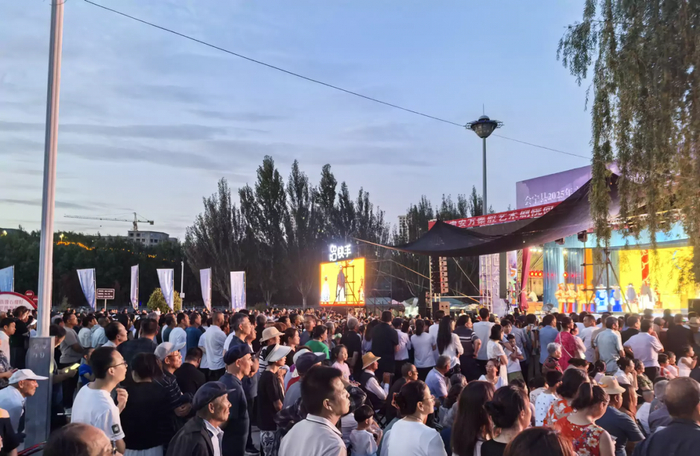 ▲公益惠民的秦腔演出大受会宁县群众欢迎。