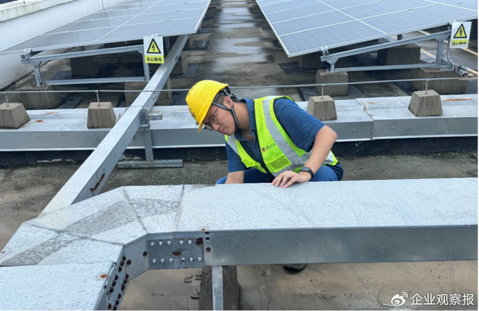 ▲北京公司巡检人员正在加固现场设施，防止因暴雨大风而移位。