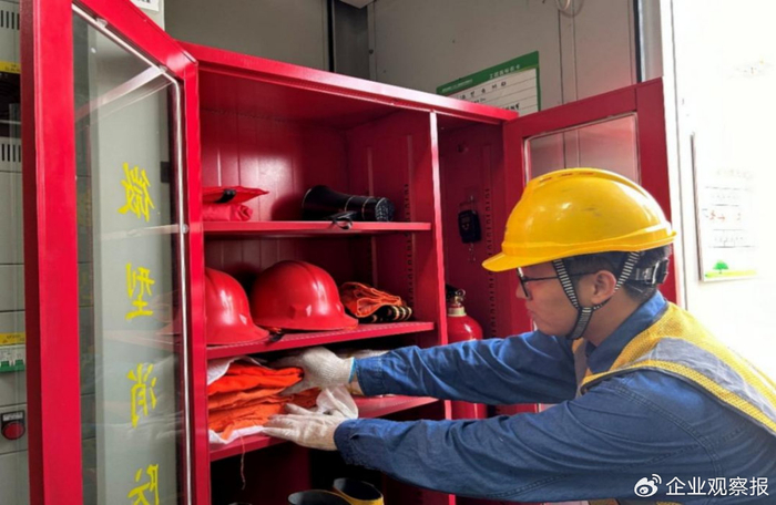 ▲检查应急防汛物资储备情况