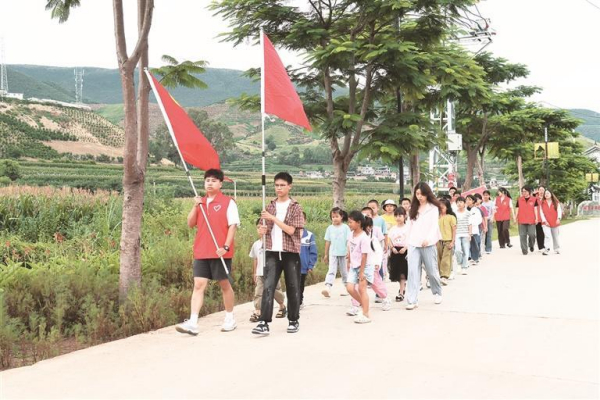 孩子们在赵醒吾红色文化长廊参加研学活动。