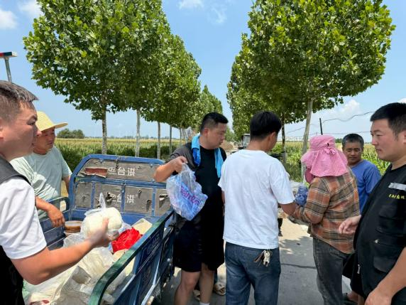 李丛和同事们在田间给村民送饭/受访者供图