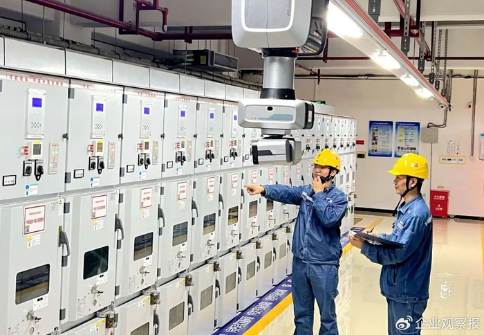 ▲河南公司沁阳运行人员与巡检机器人在发电配电间协同作业，检查设备运行状态，全力护航迎峰度夏电力可靠供应 。
