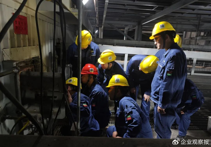 ▲新疆能源化工五彩湾发电公司集控二值员工认真学习锅炉炉膛结构，为后续优化燃烧调整策略夯实基础