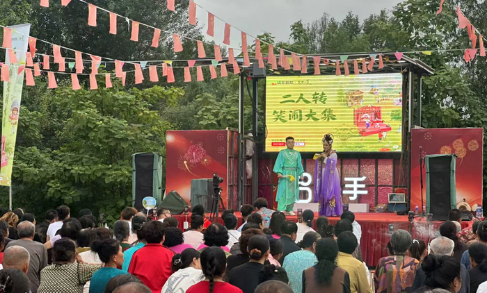 ▲7月29日-30日,“艺术一夏”二人转笑闹大集在吉林扶余市举行。