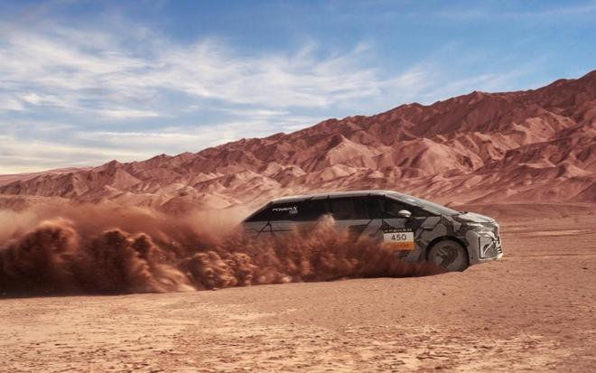 ▲何小鹏发布的小鹏X9增程版图片