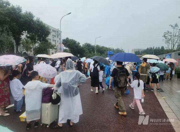 众多冒雨前来的参展者 图片来源:每经记者 杨卉 摄