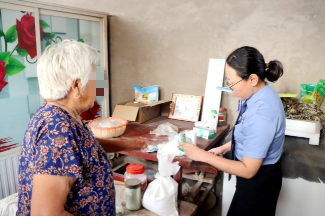 2025年6月10日，河南省开封市祥符区检察院检察官实地调查老人家庭情况和健康状况。 雷继峰摄