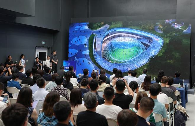 8月8日，2025世界人形机器人运动会组委会在国家速滑馆召开发布会暨运动会倒计时1周启动仪式。 新京报记者 薛珺 摄
