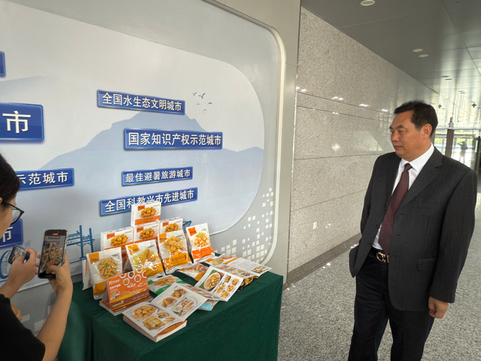 ▲记者见面会结束后，媒体记者对企业负责人进行采访