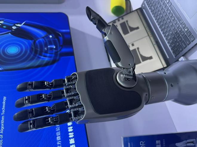 搭载晶智感电子皮肤的灵巧手 图片来源：财联社记者 王碧微/摄