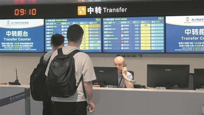机场工作人员保障旅客顺畅出行。倪晓颖 摄