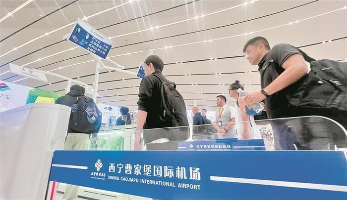 旅客享受到便捷的通关服务。李娜 魏雅琪 摄