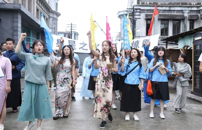 图为游客热情参与象山影视城民国城的沉浸式体验