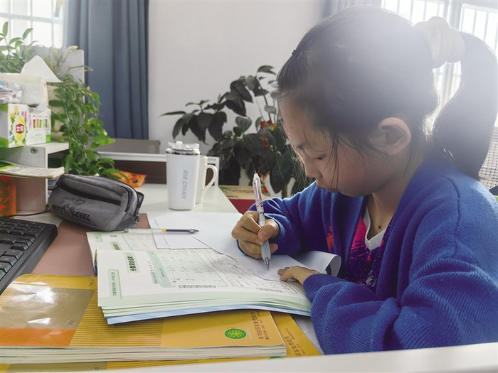 开学在即，学生加班加点写作业。