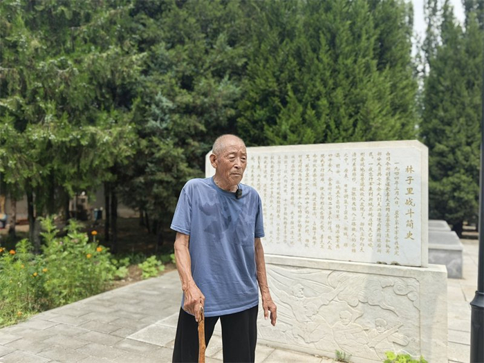村民李会明讲述林子里战斗故事。