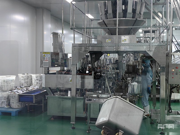 自动化生产车间正在生产酱菜（央广网记者张琳琳  摄）