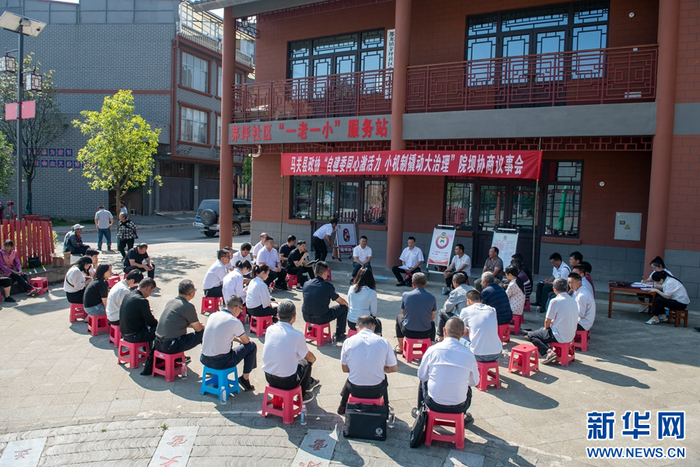 茅坪社区院坝协商议事会现场（资料图）。新华网发（文山州委宣传部 供图）