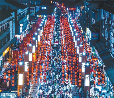 　　河南洛阳十字街美食摊位众多，吸引市民游客到访。石智卫摄