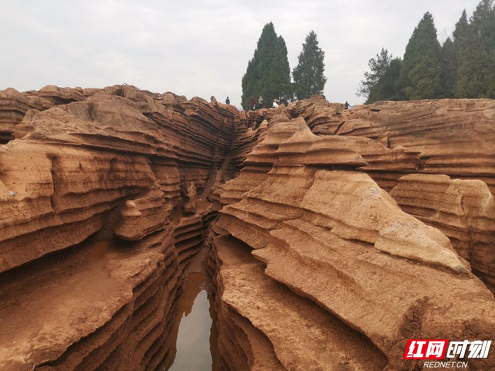 岩石层叠交错，构成了壮观的峡谷地貌。