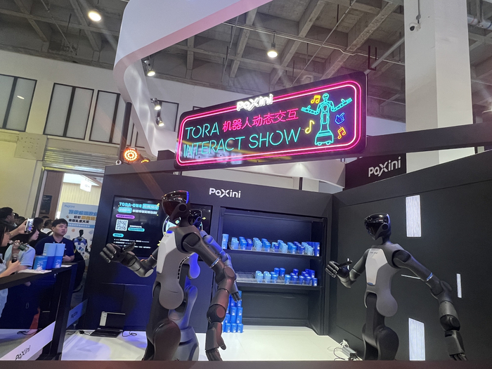 帕西尼展区的机器人随歌起舞，展位设计得像迪厅，还有灯光加持 图片来源：每经记者 李少婷 摄