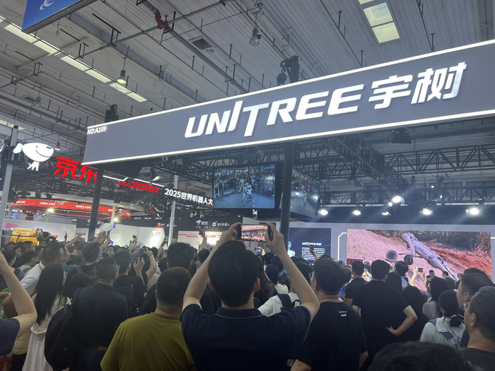 宇树科技展展区的机器人正在打擂台赛，现场人满为患，根本挤不进去 图片来源：每经记者 李少婷 摄