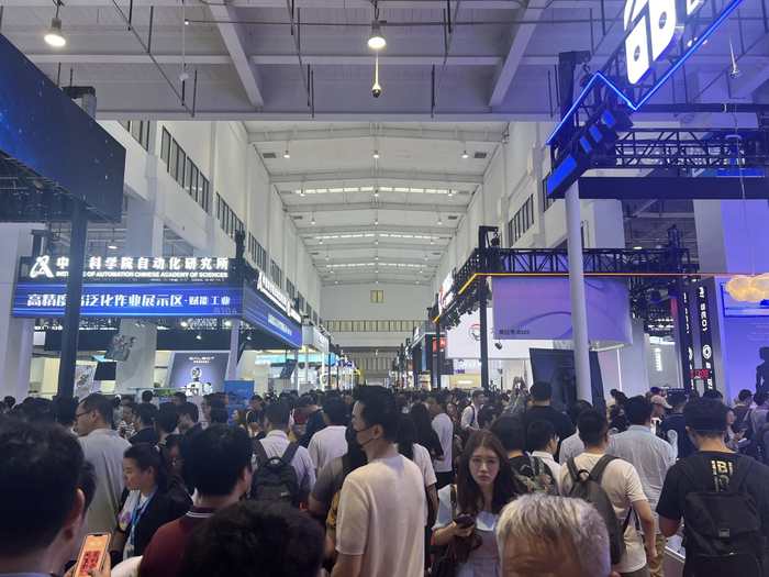 机器人大会现场的观众 图片来源：每经记者李少婷 摄