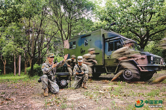 　　官兵组织野外抢修训练。靳博成 摄