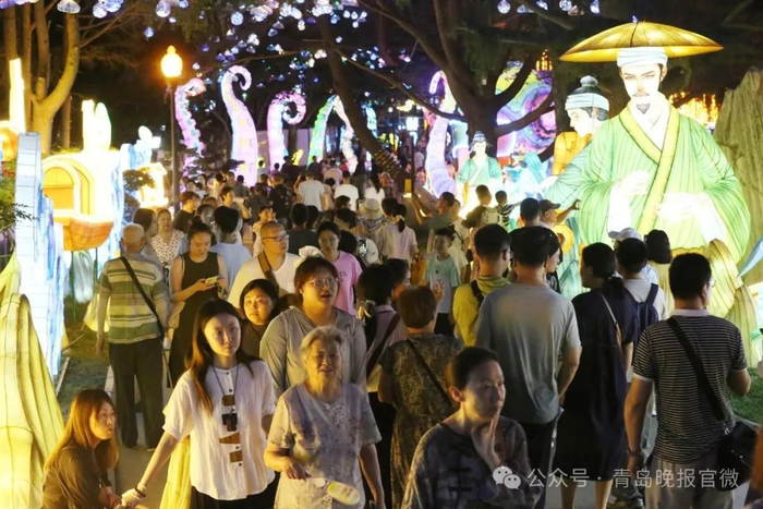 逛灯会成夏夜纳凉好选择。 杨博文 摄
