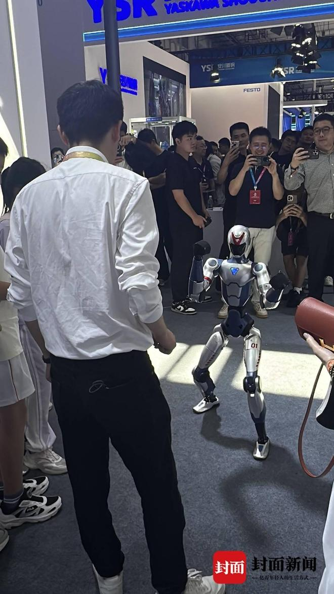  宇树科技创始人王兴兴展示机器人。（封面新闻记者边雪拍摄）
