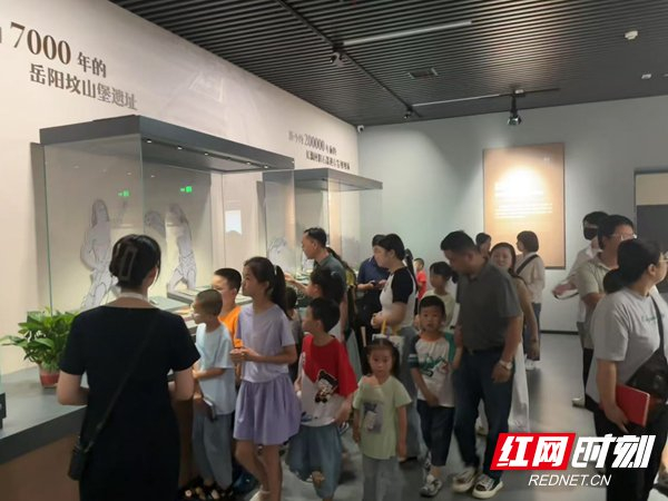 走进岳阳市博物馆参观的游客络绎不绝。